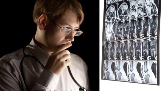 Doktor zbunjeno gleda snimke