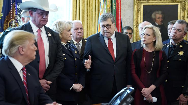William Barr obraća se Donaldu Trumpu na sastanku u Bijeloj kući