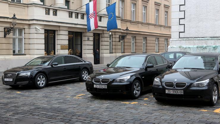 Službeni automobili parkirani između zgrade Vlade i Sabora na Markovom trgu