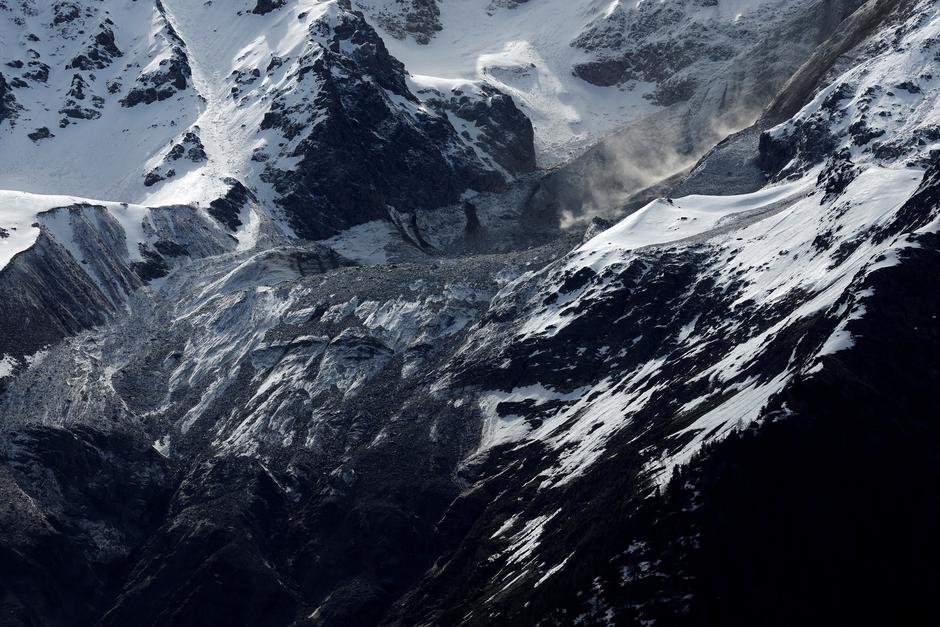 Debris and dust from a crumbling glacier that partially collapsed and tumbled onto the village of Blatten | Author: Stefan Wermuth