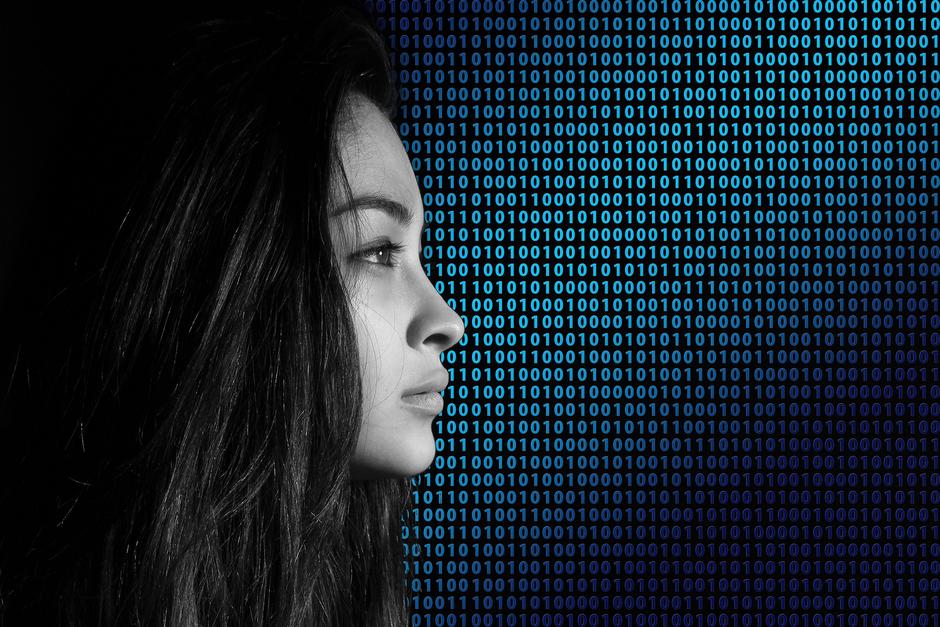 Djevojka s binarnim kodom u pozadini | Author: Pixabay