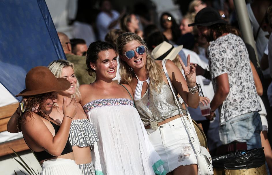 Hvar: Luda zabava, šampanjac i gole grudi obilježili Yacht week party u Carpe Diemu