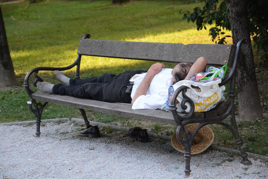 Čovjek leži na klupi | Author: Damir Spehar/PIXSELL