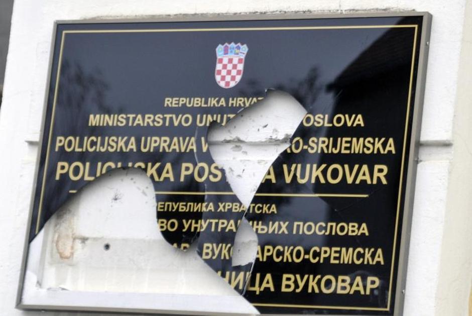 Razbijena dvojezična ploča u Vukovaru | Author: Goran Ferbezar/PIXSELL