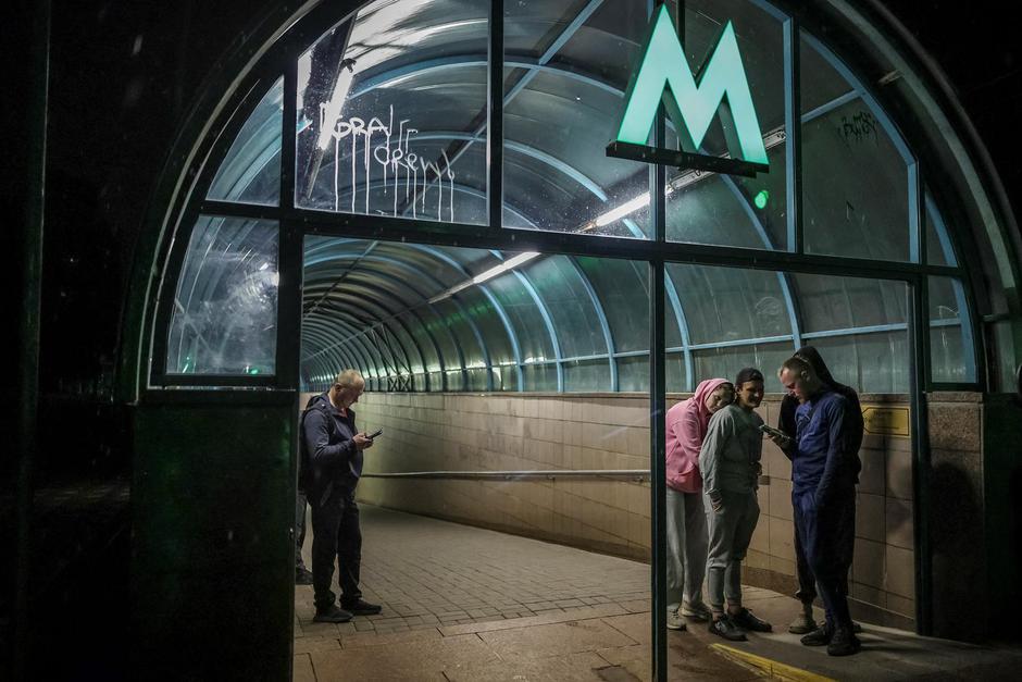 People take shelter inside a metro station during a Russian missile and drone attack, in Kyiv | Author: ALINA SMUTKO/REUTERS