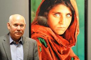 Steve McCurry pored slavnog portreta afganistanske djevojčice
