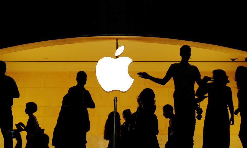 Siluete prolaznika pred Apple trgovinom | Author: LUCAS JACKSON/REUTERS/PIXSELL