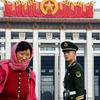 Kineski policajac nadgleda ljude na trgu Tiananmen