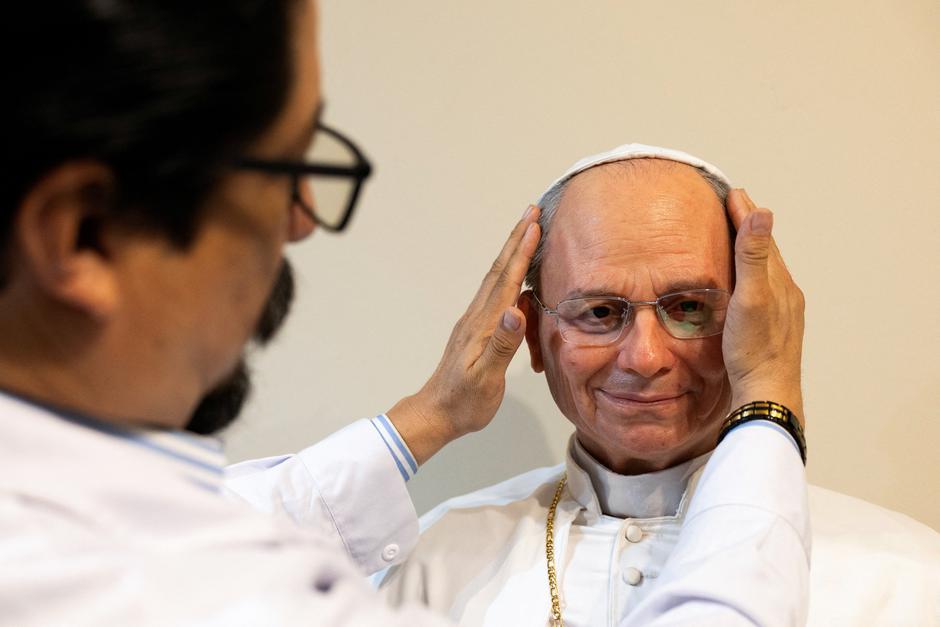 Fans meet silicone statue of Pope Leo ahead of his South America tour, in Lima | Author: Stifs Paucca