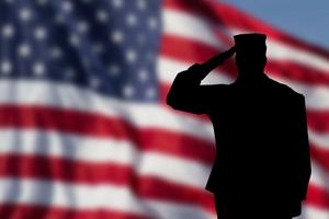 Američki vojnik salutira zastavi