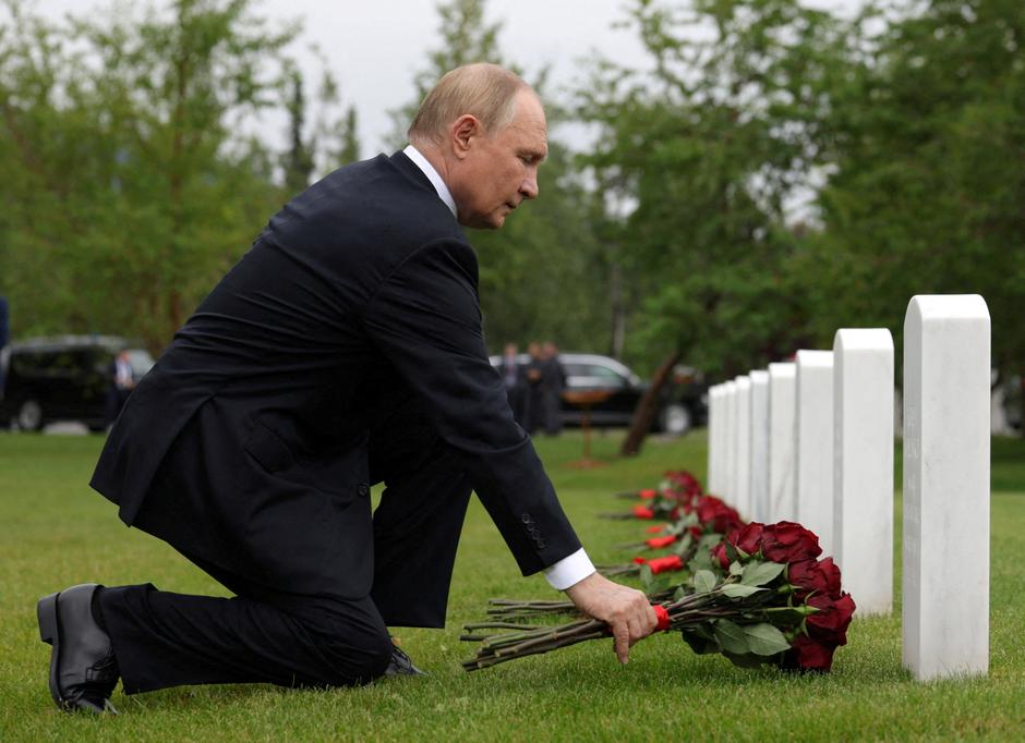 Russian President Vladimir Putin lays flowers at the graves of Soviet soldiers at Fort Richardson National Cemetery near Anchorage | Author: Gavriil Grigorov