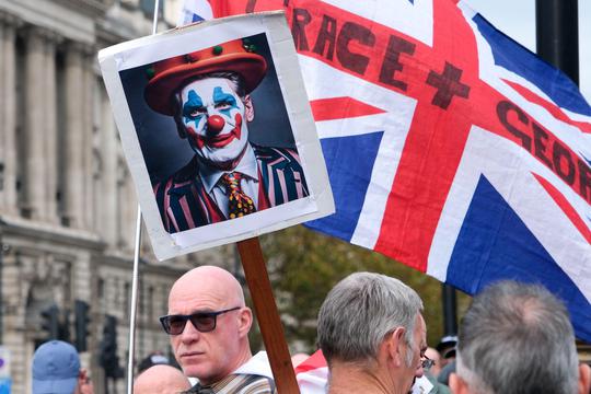 Parliament Square, London, UK. 5th Nov 2025. Group of protesters outside the Houses of Parliament, protesting about Stop the Boats protest, against Sir Keir Starmer and migrants.  Credit: Matthew Chattle/Alamy Live News