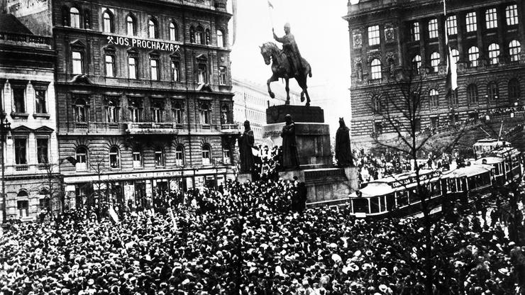 Praha, Václavské náměstí, manifestace, shromáždění, vznik ČSR, říjen 1918, socha sv. Václava, svatého, vlajka, vztyčení československé vlajky, tramvaj, dav lidí, lidé, Národní muzeum budova, pomník, JOS procházka nápis, dům, budova