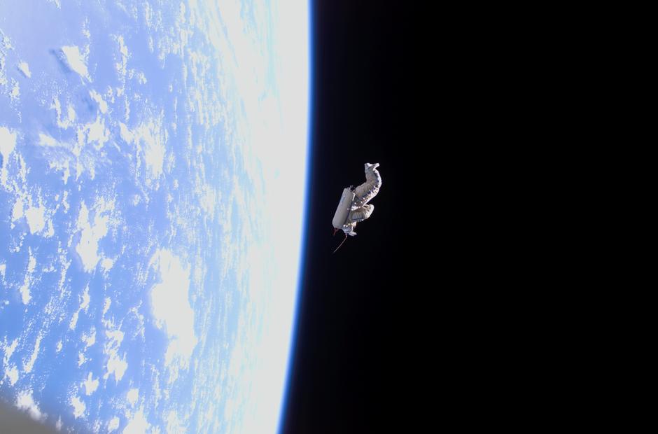 Astronautsko odijelo pretvoreno u satelit | Author: NASA