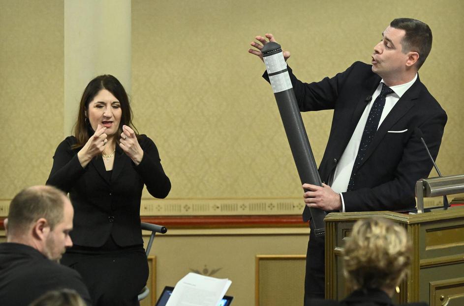 Zagreb: Herman za govornicu u Skupštini izašao s prometnim stupićem, Klisović pomislio da je bazuka