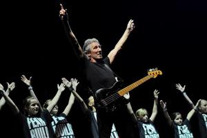 Roger Waters tijekom The Wall turneje 2013. godine
