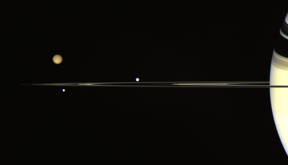 Saturn i sateliti Tetis, Enceladus i Titan