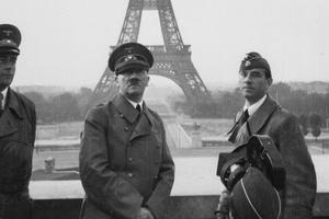 Adolf Hitler u Parizu 1940. godine