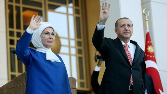 Tayyip Erdogan sa suprugom Eminom