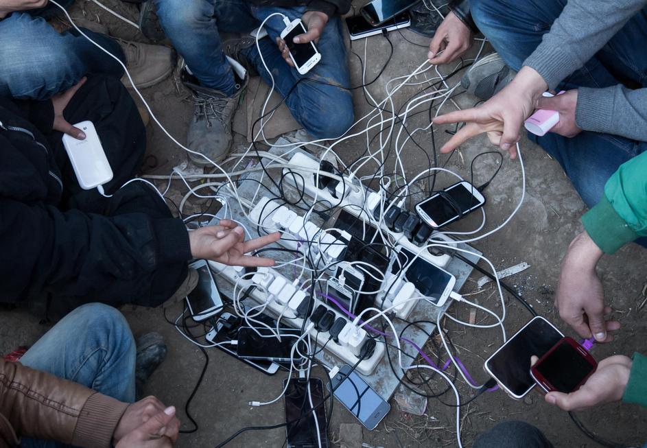 Izbjeglice pune mobitele u izbjegličkom kampu