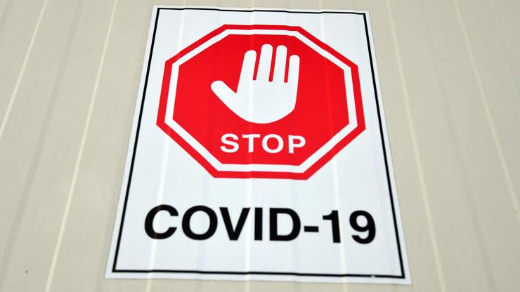 Šibenik: Covid kontejner ispred Hitne podsje?a na vremena ograni?enja i zabrane
