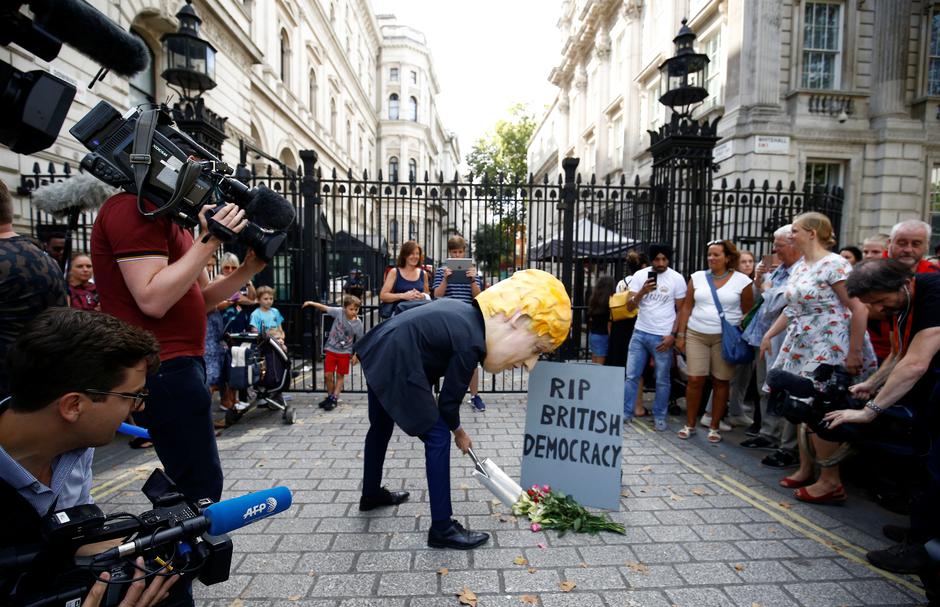 Prosvjednik maskiran u Borisa Johnsona ispred Downing Streeta | Author: Henry Nicholls/REUTERS/PIXSELL