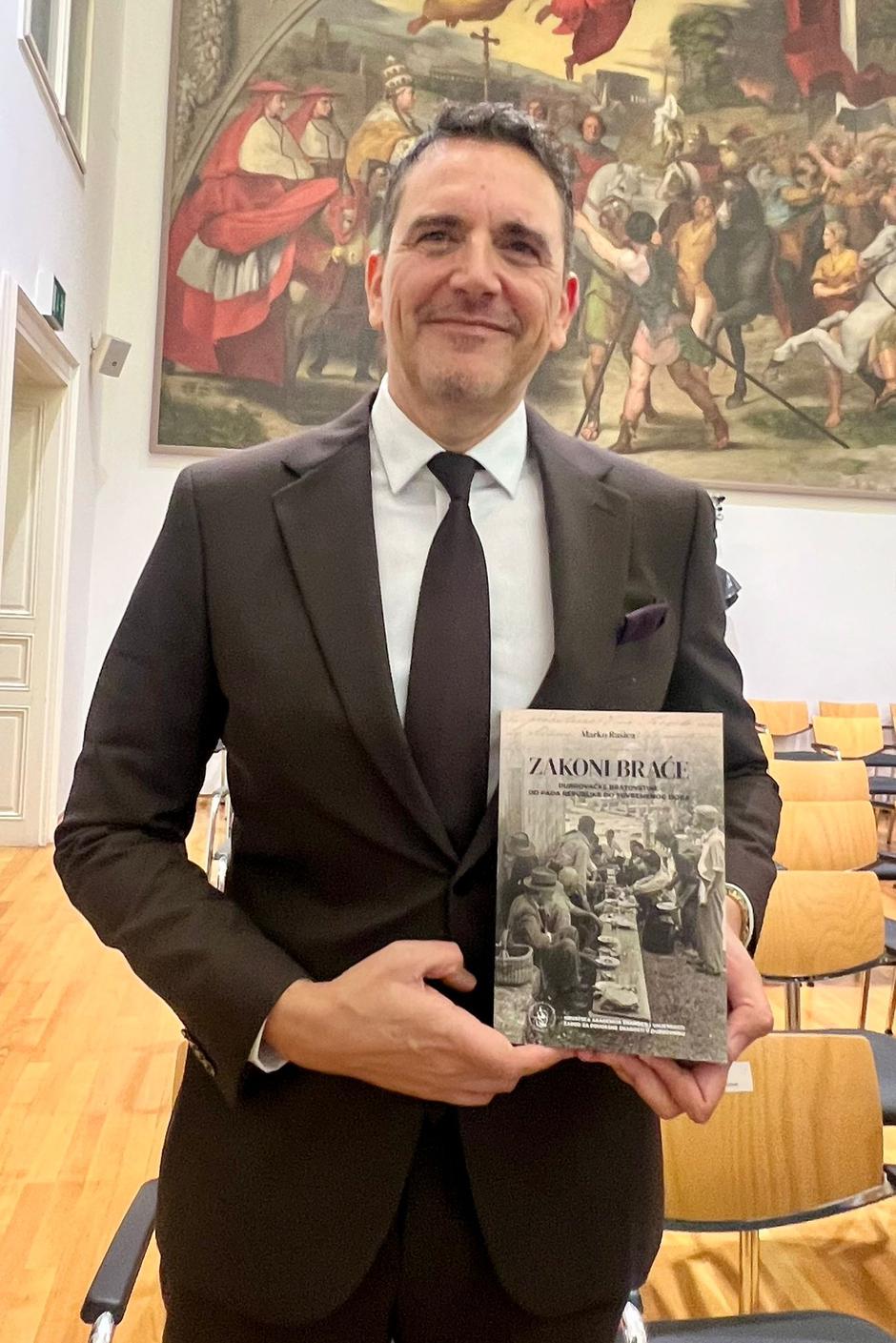  | Author: privatni album