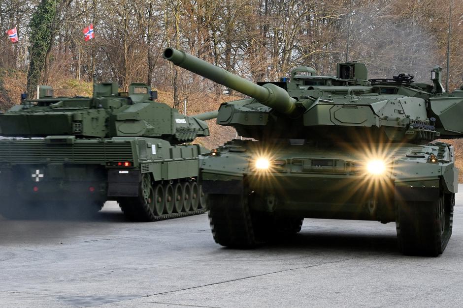 Roll-out of new Leopard tank and howitzer PZH 2000 at KNDS | Author: Angelika Warmuth