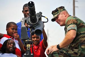 Djeca razgledavaju oružje Vojske SAD-a