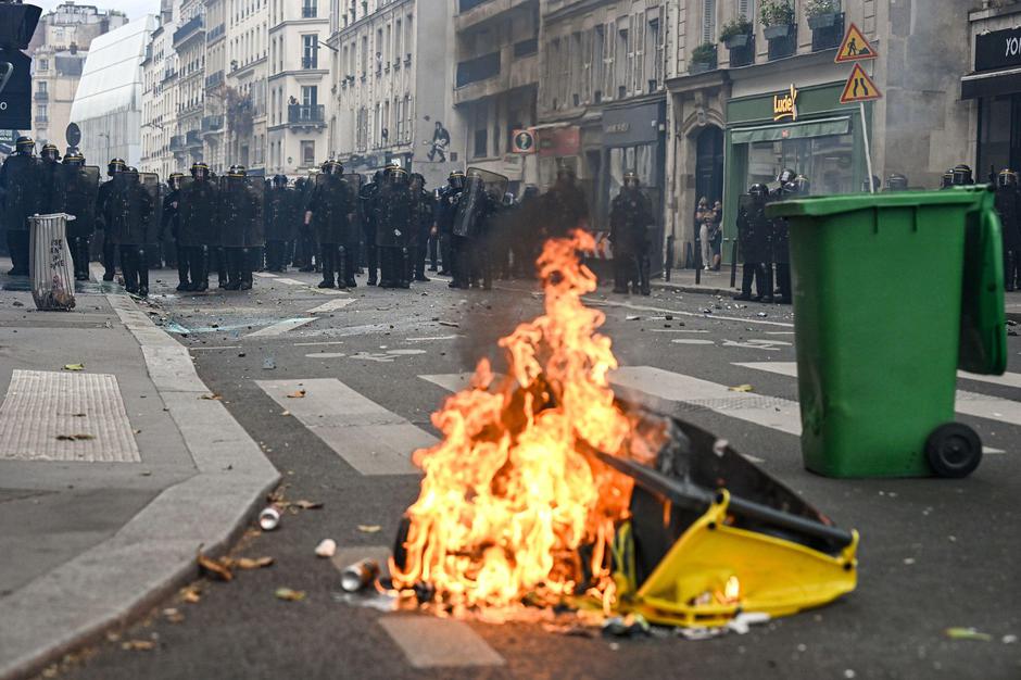 Paris, France. 13th Oct, 2026. High school and autonomous protesters clash with riot police in Paris, October 13, 2026. - 13/10/2026 - France/Ile-de-France (region)/Paris - Julien Mattia/Le Pictorium Credit: LE PICTORIUM/Alamy Live News | Author: Profimedia