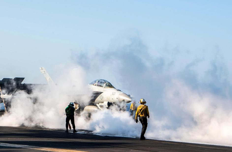 Arabian Sea, United States. 15 April, 2025. U.S. Navy sailors prepare a EA-18G Growler electronic warfare aircraft with the Gauntlets of Electronic Attack Squadron 136, for launch off the flight deck of the Nimitz-class aircraft carrier USS Carl Vinson du