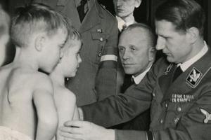Nacistički liječnik Leonardo Conti pregledava djecu
