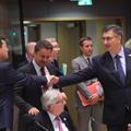 Martin Selmayr i Andrej Plenković rukuju se iznad glave Jean-Claude Junckera
