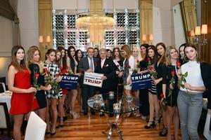 Milan Bandić pozira s kandidatkinjama za miss 2015. uz banere D. Trumpa