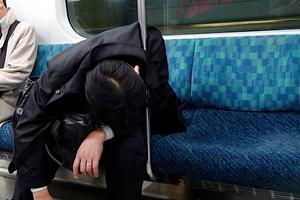 Tipičan japanski način spavanja u vlaku nakon posla