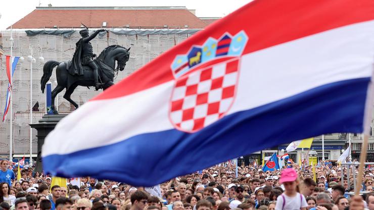 Zagreb: Dolazak hodočasnika Antunovskog hoda na Trg bana Josipa Jelačića