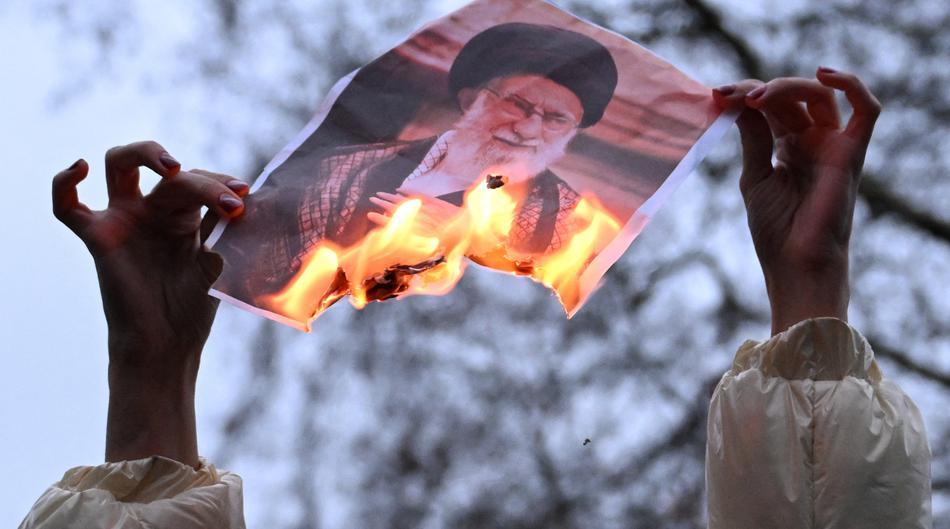 Vlast mu se uru&scaron;ava, a on se skriva u bunkeru: Kad iza&dstrok;e, Iran ne&cacute;e biti isti