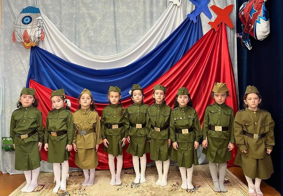 Putin indoctrinates children | Author: east2west news
