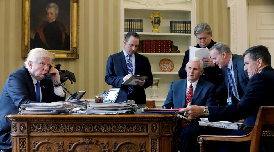 Donald Trump u Ovalnom uredu sa bivšim savjetnicima