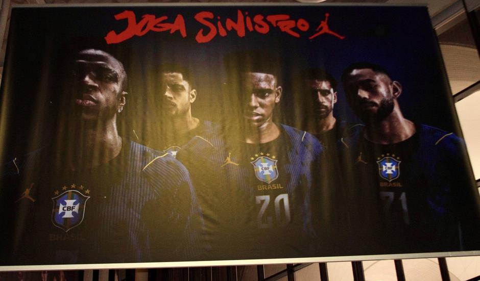 "Joga Sinistro" Campaign at Boston South Station. | Author: Profimedia