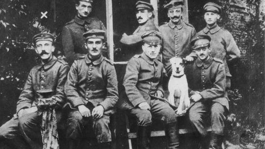 Mladi Adolf Hitler u Prvom svjetskom ratu (prvi slijeva)