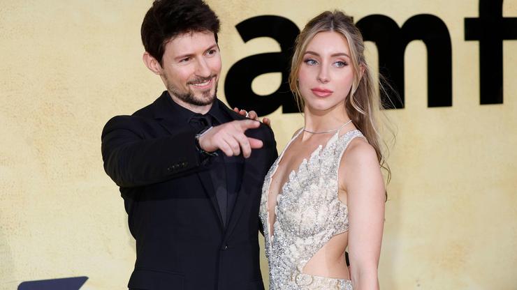 Pavel Durov mit Begleitung bei der 31. amfAR Gala Cannes im Rahmen des Festival de Cannes 2025 / 78. Internationale Filmfestspiele von Cannes im Hôtel du Cap-Eden-Roc. Antibes, 22.05.2025