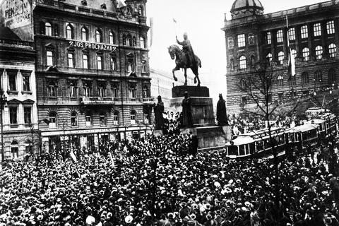 Praha, Václavské náměstí, manifestace, shromáždění, vznik ČSR, říjen 1918, socha sv. Václava, svatého, vlajka, vztyčení československé vlajky, tramvaj, dav lidí, lidé, Národní muzeum budova, pomník, JOS procházka nápis, dům, budova