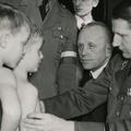 Nacistički liječnik Leonardo Conti pregledava djecu