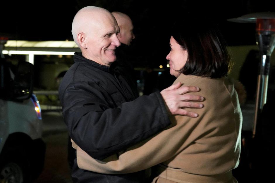 Prisoners released from Belarus arrive at the U.S. embassy in Vilnius | Author: INTS KALNINS/REUTERS