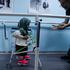 Sirijska djevojčica Maya Merhi sa limenkama na nogama umjesto proteze