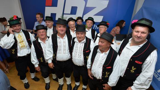 Slavlje u stožeru HDZ-a nakon prvih neslužbenih rezultata izbora