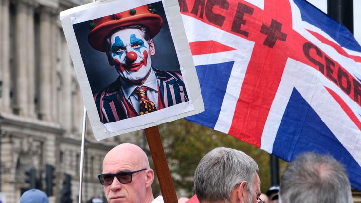 Parliament Square, London, UK. 5th Nov 2025. Group of protesters outside the Houses of Parliament, protesting about Stop the Boats protest, against Sir Keir Starmer and migrants.  Credit: Matthew Chattle/Alamy Live News