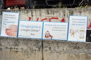 Šibenik: Grafit na zidu ispred bolnice gdje vjernici mole protiv pobačaja