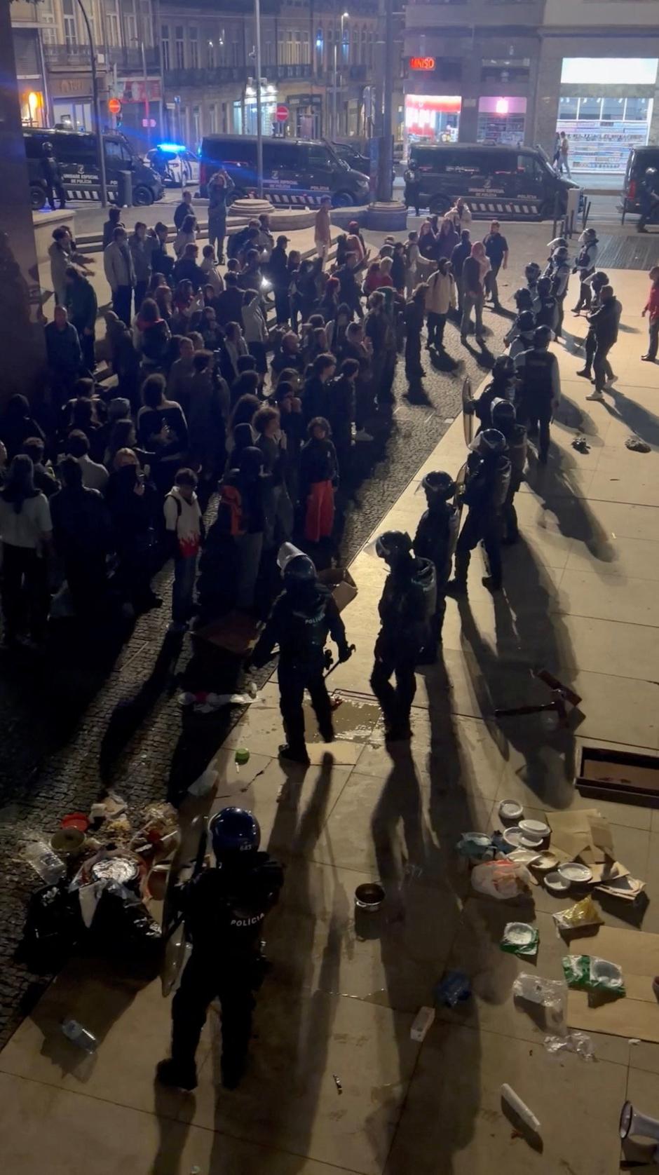 Demonstrators and police face off during a housing-rights protest in Porto | Author: Catarina Pitrez